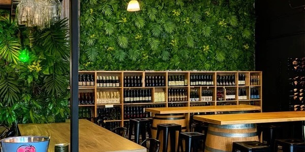 Mur végétal synthétique : comment choisir le bon modèle pour votre projet